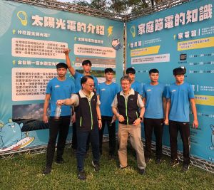 ▲台灣電力公司副總經理王耀庭(前排右)在屏安Fun電趣活動中，瞭解各攤位宣導節能減碳的情形。(圖／記者黃守作攝，2021.12.05)