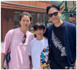 袁詠儀 ▲遺傳袁詠儀、張智霖的優良基因,魔童小時候模樣就很帥氣。(圖/翻攝袁詠儀微博)