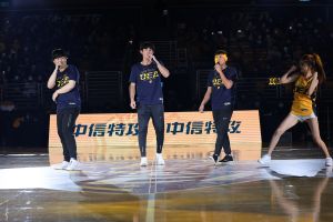 ▲賽前陳文杰、吳俊偉和江坤宇帶來兄弟今年主題曲「一心兄弟」的演唱,用總冠軍為中信特攻加持。(圖/新北中信特攻提供) ▲賽前陳文杰、吳俊偉和江坤宇帶來兄弟今年主題曲「一心兄弟」的演唱,用總冠軍為中信特攻加持。(圖/新北中信特攻提供)