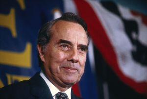 曾參選美國總統　資深參議員杜爾辭世享壽98歲
