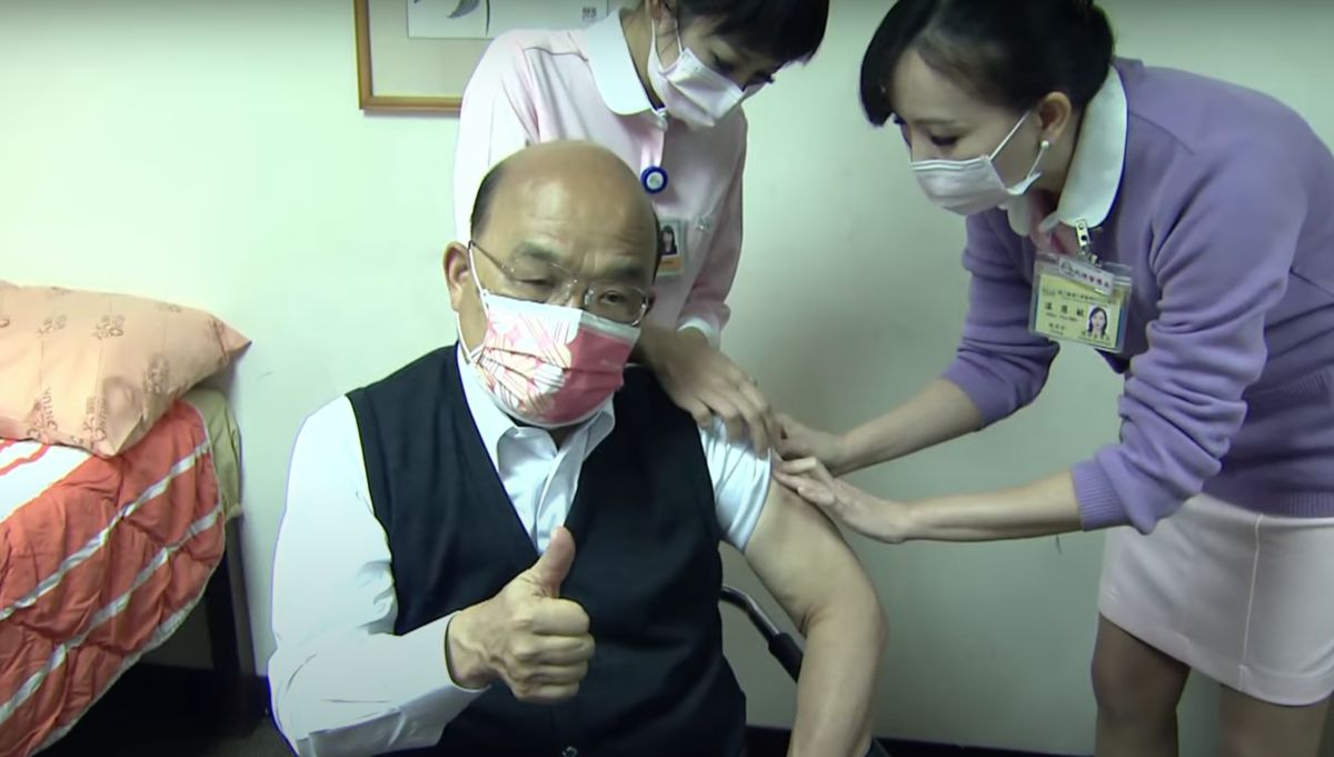 蘇貞昌打第2劑AZ疫苗　再由「最美護理師」負責接種