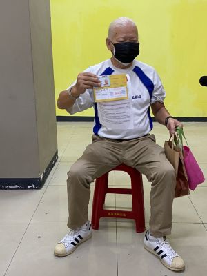 請支援疫苗!全聯首站板橋開打莫德納 人流順暢隨到隨打 ▲民眾羅先生從三峽來全聯接種疫苗,認為詢問仔細、流程順暢,相當安心。(圖/記者蕭涵云攝)