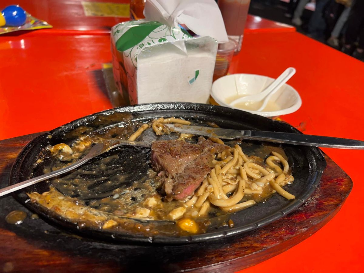 ▲夜市牛排是台灣常見的美食，更因為價格相對親民受到歡迎。（圖／翻攝《爆怨公社》）