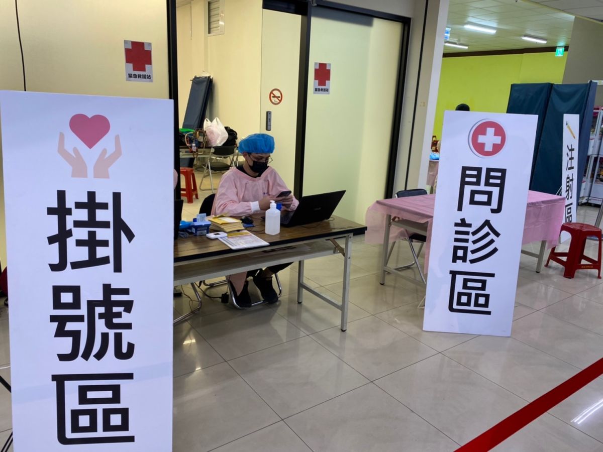 ▲百間全聯門市支援疫苗開打,新北市政府衛生局長表示「若施打第三劑需再分流」。(圖/記者蕭涵云攝)