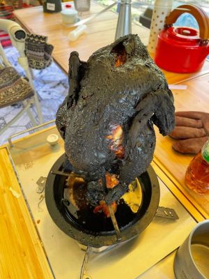 ▲經歷過大火試煉的烤雞成品。（圖／翻攝露營公社）