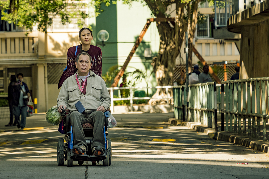 ▲黃秋生主演《淪落人》道出香港邊緣人的身障者與菲律賓移工之間，如何從歧見化為扶持。（圖／甲上娛樂及佳映娛樂提供）