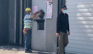 ▲工人今將顏家「817招待所」的門牌拆下。（圖／記者顏幸如攝，2021.12.06）