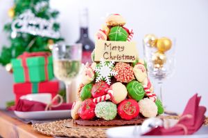 ▲聖誕泡芙塔，分別藏有巧克力、草莓、百香果、香緹鮮奶油4種口味，咬下才知道驚喜。（圖／The Patissier Taiwan提供）