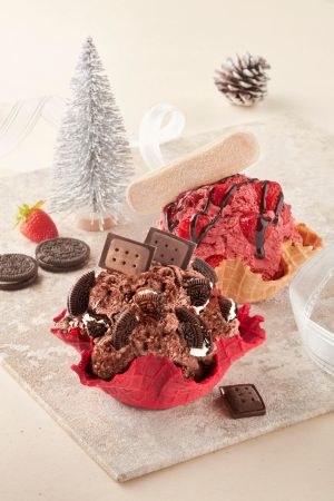 ▲左起：耶誕濃巧克、耶誕紅絲絨，期間限定冰淇淋。（圖／COLD STONE提供）