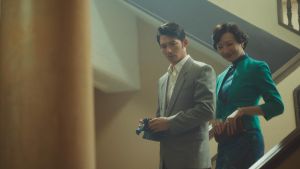 ▲溫昇豪(左)在《茶金》中被李杏以「太太」的名義保釋出獄。(圖/公視) ▲溫昇豪(左)在《茶金》中被李杏以「太太」的名義保釋出獄。(圖/公視)