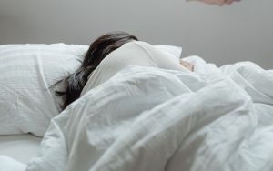 今年節氣大雪將於明(7)日到來,命理專家小孟老師提醒,在大雪節氣「6大禁忌」要多加注意,其中被子蓋頭的行為要小心恐衰整年。(示意圖/翻攝Pexels) ▲氣象局發布低溫特報,今明兩日全台氣溫恐下探10度。根據網路熱議5大棉被材質,羽絨被聲量最高,石墨烯被也是大熱門。(示意圖/翻攝Pexels)