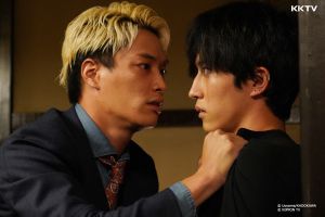 ▲鈴木伸之(左)飾演男同志,暗戀男主角。(圖/KKTV) ▲鈴木伸之(左)飾演男同志,暗戀男主角。(圖/KKTV)