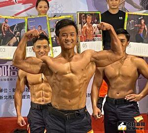 新北消防猛男月曆火熱登場　大秀肌肉線條與才藝
