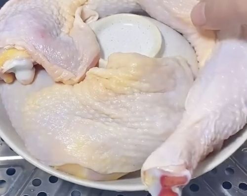 ▲蒸煮雞腿時，將雞腿放在倒扣瓷碗周圍，待蒸熟後取出雞腿，接著打開瓷碗。（圖/抖音＠shadwnteng）