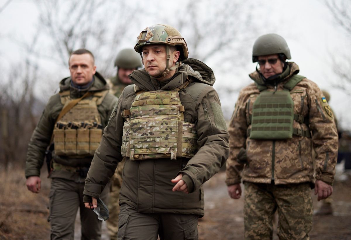 ▲烏克蘭總統澤倫斯基表示，烏克蘭軍隊有能力擊退來自俄羅斯的任何攻擊行動。圖為他今年巡視戰區資料照。（圖／美聯社／達志影像）