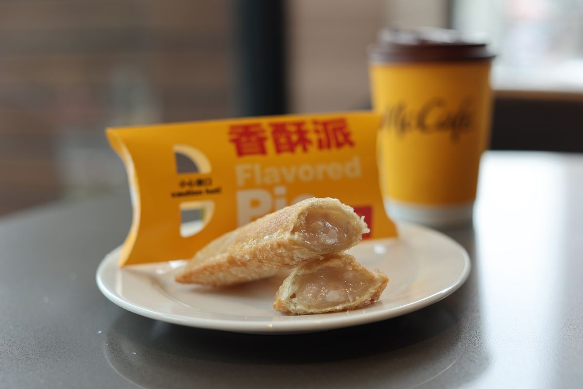 ▲麥當勞冬季人氣「香芋派」限時回歸！酥脆外皮搭配熱呼呼的甜軟芋頭內餡，還咬得到芋頭塊，又要讓芋頭控暴動啦。（圖／台灣麥當勞提供）