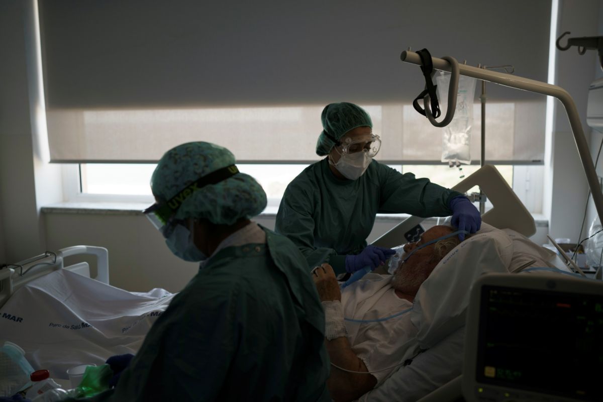 ▲西班牙衛生當局表示，近70名在一家醫院加護病房工作的醫師、護理師，在參加完一場百人耶誕派對後，COVID-19（2019冠狀病毒疾病）篩檢呈陽性反應。資料照。（圖／美聯社／達志影像）