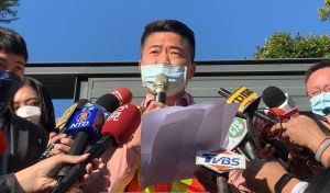 自家違建自己拆 顏寬恒開怪手敲下「817招待所」第一塊磚 ▲顏寬恒發表聲明,強調公保地爭議一直存在,民進黨卻以雙重標準抹黑他。(圖/記者顏幸如攝,2021.12.07)