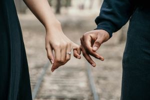 情侶、牽手 ▲原PO表示前女友曾嫌棄他賺太少提分手,但7年過去了,他有房有車有存款,前女友竟然回來找他,讓他不知該怎麼拒絕。(示意圖,圖中人物與當事者無關/擷取自pexels)