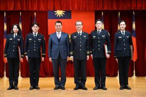 內政部移民署今(7)日舉行移民班第9期學員結訓典禮,部長徐國勇親自到場,肯定52名學員的專業及努力。(圖/移民署) ▲內政部移民署今(7)日舉行移民班第9期學員結訓典禮,部長徐國勇親自到場,肯定52名學員的專業及努力。(圖/移民署)