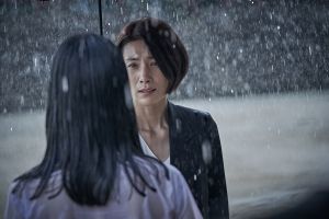▲金瑞亨(右)回到母校後,想起恐怖回憶。(車庫娛樂) ▲金瑞亨(右)回到母校後,想起恐怖回憶。(車庫娛樂)