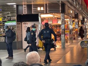 中央推出失聯移工疫苗施打計畫,並在台北火車站等地設立接種站,強調不會進行抓捕,呼籲失聯移工放心來接種。(圖/新事社會服務中心提供) ▲中央推出失聯移工疫苗施打計畫,並在台北火車站等地設立接種站,強調不會進行抓捕,呼籲失聯移工放心來接種。(圖/新事社會服務中心提供)