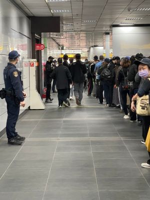 中央推出失聯移工疫苗施打計畫,並在台北火車站等地設立接種站,強調不會進行抓捕,呼籲失聯移工放心來接種。(圖/新事社會服務中心提供) ▲中央推出失聯移工疫苗施打計畫,並在台北火車站等地設立接種站,強調不會進行抓捕,呼籲失聯移工放心來接種。(圖/新事社會服務中心提供)