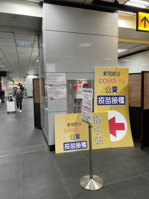 中央推出失聯移工疫苗施打計畫,並在台北火車站等地設立接種站,強調不會進行抓捕,呼籲失聯移工放心來接種。(圖/新事社會服務中心提供) ▲中央推出失聯移工疫苗施打計畫,並在台北火車站等地設立接種站,強調不會進行抓捕,呼籲失聯移工放心來接種。(圖/新事社會服務中心提供)