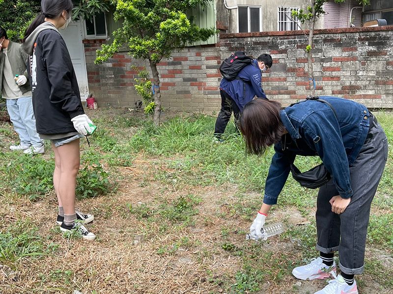 ▲中華醫事科大登革熱防治知行合「醫」團隊利用假日，協助社區清理病媒蚊孳生源（圖／記者張振興攝，2021,12,07）