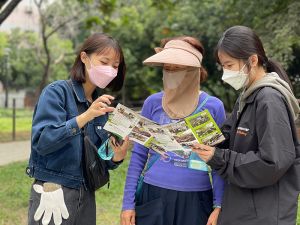 ▲中華醫事科大登革熱防治知行合「醫」團隊向社區民眾宣導如何阻絕病媒蚊孳生和預防登革熱（圖／記者張振興攝，2021,12,07）