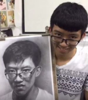 老師認為男大生的自畫像與本人不相符。(圖/翻攝微博智痞) ▲老師認為男大生的自畫像與本人不相符。(圖/翻攝微博智痞)