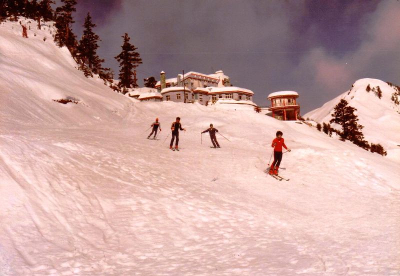 ▲1983年合歡山雪景,遊客可從松雪樓一路往下滑。滑雪協會吳永義提供