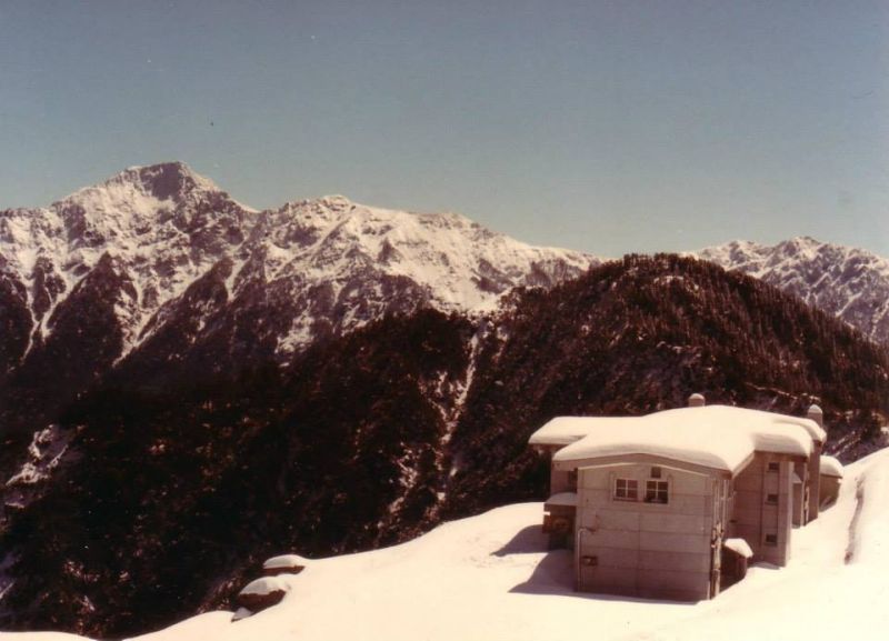 ▲1986年合歡山雪景,冰封滑雪山莊,像極了糖霜。滑雪協會吳永義提供