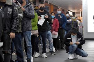 為加速提高疫苗涵蓋率,中央流行疫情指揮中心在台北車站設站,提供民眾施打莫德納(Moderna)疫苗,還送百元禮券。許多民眾7日到北車排隊等待接種疫苗。中央社記者王飛華攝 110年12月7日 ▲為加速提高疫苗涵蓋率,中央流行疫情指揮中心在台北車站設站,提供民眾施打莫德納(Moderna)疫苗,還送百元禮券。許多民眾7日到北車排隊等待接種疫苗。中央社記者王飛華攝 110年12月7日