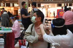 中央流行疫情指揮中心與各縣市政府祭出催打措施,在台北車站、賣場、百貨等地點設置莫德納(Moderna)疫苗施打站,接種者可獲得百元禮券等贈品。許多民眾7日前往台北車站莫德納疫苗施打站接種疫苗。中央社記者王飛華攝 110年12月7日 ▲中央流行疫情指揮中心與各縣市政府祭出催打措施,在台北車站、賣場、百貨等地點設置莫德納(Moderna)疫苗施打站,接種者可獲得百元禮券等贈品。許多民眾7日前往台北車站莫德納疫苗施打站接種疫苗。中央社記者王飛華攝 110年12月7日