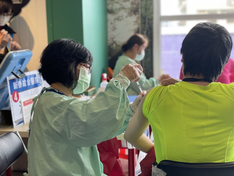 ▲流感疫情升溫、新冠高峰季節，疾病管制署10月1日優先光復鄉災區免費施打；花蓮縣衛生局9/29前進光復鄉提供接種服務；衛生所隨到隨打時間、地點資訊一圖看懂。（示意圖／新北市政府衛生局提供）