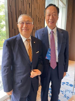 ▲鴻海集團創辦人郭台銘在兩岸企業家峰會遇上王道銀行駱錦明榮譽董事長,郭表示駱錦明是他創業的貴人。(圖/擷取自郭台銘臉書) ▲鴻海集團創辦人郭台銘在兩岸企業家峰會遇上王道銀行駱錦明榮譽董事長,郭表示駱錦明是他創業的貴人。(圖/擷取自郭台銘臉書)