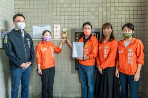 ▲高雄市近日發現有人聚眾於街頭高喊「民進黨支持四同意」,市議員林智鴻認為這是造謠,今天會同「高雄正能量」議員擬參選人前往高雄地檢署按鈴申告。(圖/市議員林智鴻辦公室提供) ▲高雄市近日發現有人聚眾於街頭高喊「民進黨支持四同意」,市議員林智鴻認為這是造謠,今天會同「高雄正能量」議員擬參選人前往高雄地檢署按鈴申告。(圖/市議員林智鴻辦公室提供)
