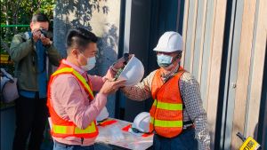開怪手拆違建引爭議 林靜儀:顏寬恒為秀一下傷到這些人 ▲顏寬恒昨一抵達「817招待所」便先穿戴施工裝備,當時眾人還不知他要親自開怪手。(圖/記者顏幸如攝,2021.12.08)