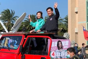 開怪手拆違建引爭議 林靜儀:顏寬恒為秀一下傷到這些人 ▲林靜儀今完成號次抽籤後,由林佳龍陪同車隊掃街。(圖/林靜儀競選總部提供,2021.12.08)