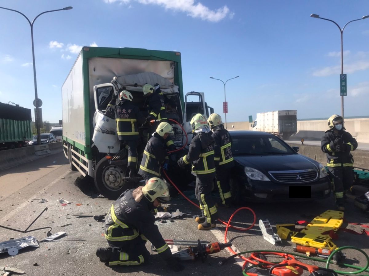 ▲林口台61線車禍！貨車駕駛經緊急搶救，仍在晚間宣告不治。（圖／翻攝畫面）