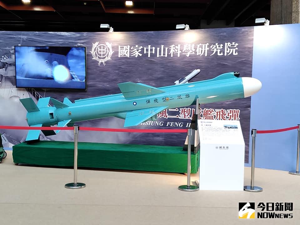 ▲根據國防部送交立院的專案報告內容透露，「雄昇飛彈」具有高爆丶散撒2種彈頭，可分別針對敵方堅固指揮所及掩體丶機場跑道進行反制作戰。圖為雄風二型反艦飛彈。（資料照／記者呂炯昌攝）