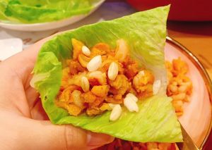 ▲用可樂果當生菜蝦鬆的替代配料是很常見的作法。(圖/取自Cookpad-菲菲の媽) ▲用可樂果當生菜蝦鬆的替代配料是很常見的作法。(圖/取自Cookpad-菲菲の媽)
