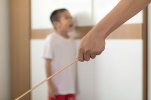 原PO回憶中的父親不管事,一出事就採打罵教育。(示意圖/Shutterstock) ▲原PO回憶中的父親不管事,一出事就採打罵教育。(示意圖/Shutterstock)
