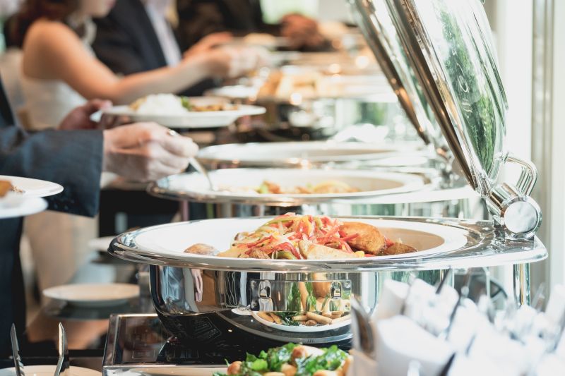 ▲有顧客好奇，為何吃到飽餐廳明明還有空桌，卻不讓候補客人進場。（示意圖／取自Shutterstock）