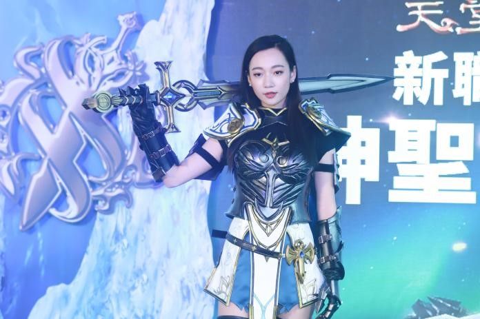 ▲吳卓源曾擔任《天堂M》形象代言人,她在記者會上演繹「神聖劍士」角色。(圖/記者葉政勳攝)