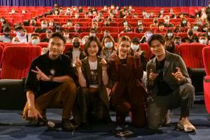 詭祭 ▲電影《詭祭》在高雄舉辦特映會,曹晏豪(左起)、鍾瑤、安妮、阮承恩與觀眾合影。(圖/高雄市政府文化局、光譜映像提供)