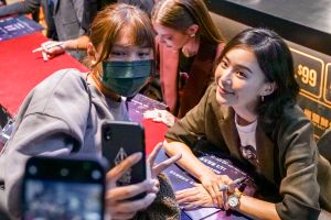 鍾瑤 ▲鍾瑤和熱情影迷合影。(圖/高雄市政府文化局、光譜映像提供)