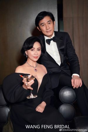 劉嘉玲 ▲劉嘉玲和梁朝偉穿著正式禮服合照,向粉絲撒了一波狗糧。(圖/翻攝WANGFENGBRIDAL微博)