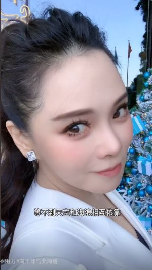 伊能靜 ▲伊能靜湊近鏡頭拍攝,被發現頭頂有幾根白髮。(圖/翻攝伊能靜微博)